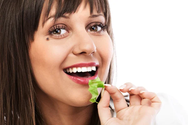 Jeune femme manger de la salade verte — Photo