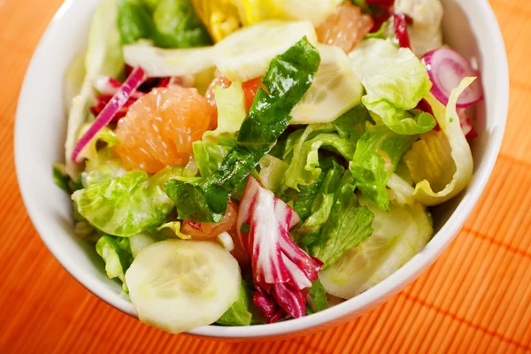 Salada com alface, pepinos e toranja — Fotografia de Stock
