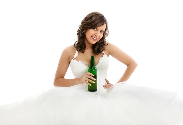Giovane sposa bere birra — Foto Stock
