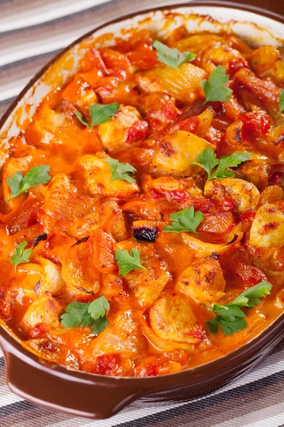 Casserole au poulet, pommes de terre et tomates — Photo