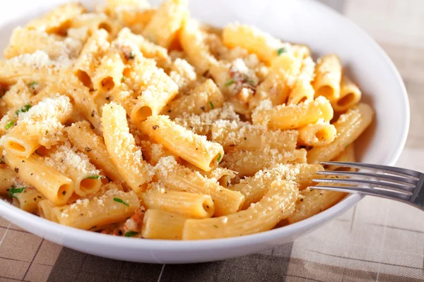 Penne with tomatoes and parmesan cheese — Stock Photo, Image