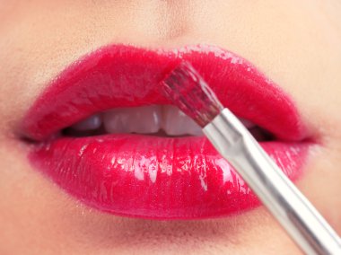 Kırmızı rujlu kadın dudakları