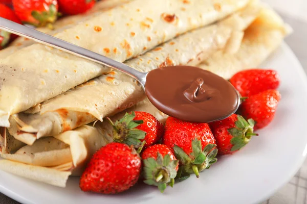 Pannkakor med choklad och jordgubbar — Stockfoto