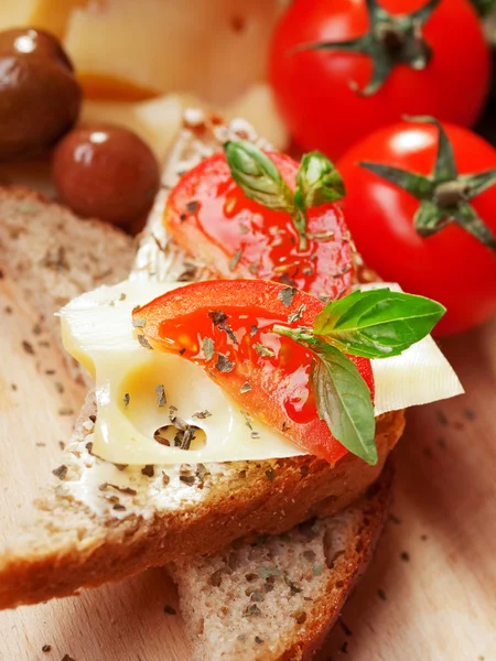 Toast met kaas en tomaat — Stockfoto