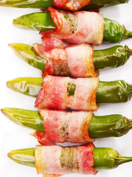 Grillad jalapenos inlindad i bacon — Stockfoto