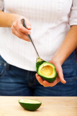 Genç kadın soyma avokado