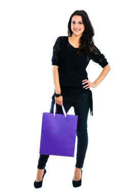 alışveriş çantası taşıyan genç bir kadın