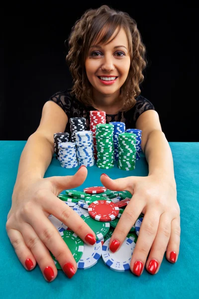 Mujer joven con fichas de juego — Foto de Stock