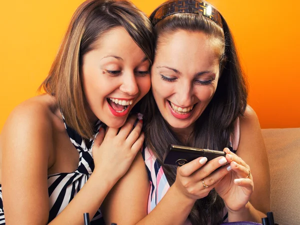 Junge Frauen schauen aufs Handy — Stockfoto
