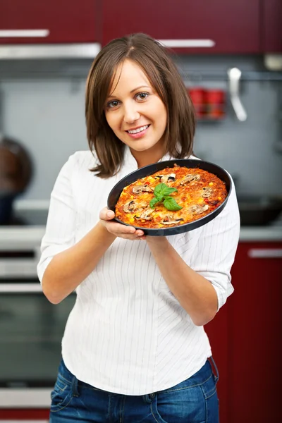 Jeune femme préparant une pizza — Photo