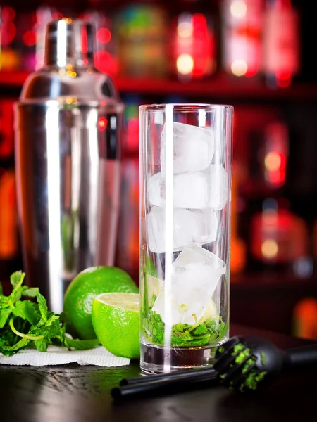 Mojito cocktail i baren — Stockfoto