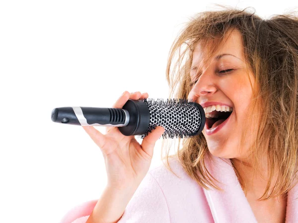 Frau singt mit Haarbürste — Stockfoto