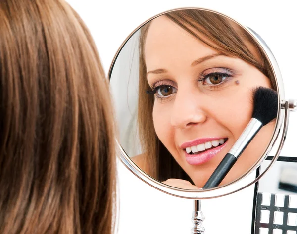 Young woman applying make-up — Stock Photo, Image