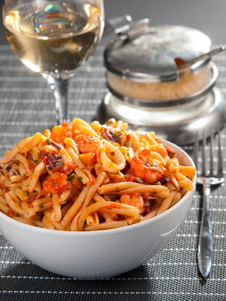 Pasta met zeevruchten en tomatensaus — Stockfoto