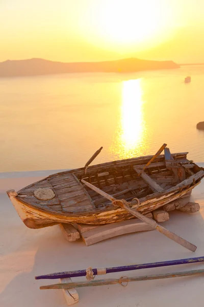Старая лодка в Фиростефани, Санторини — стоковое фото