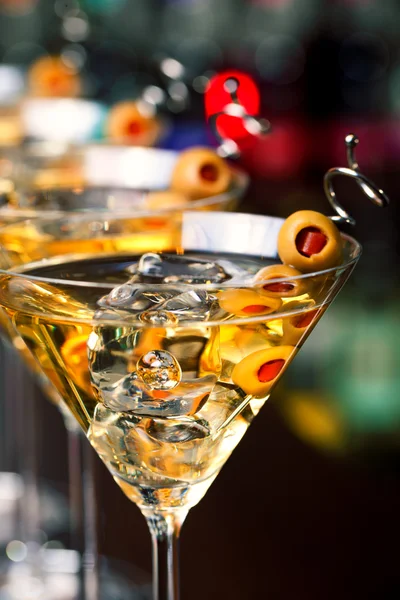 Bicchieri di cocktail martini nel bar — Foto Stock