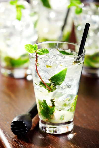 Mojito cocktail in bar — Stockfoto