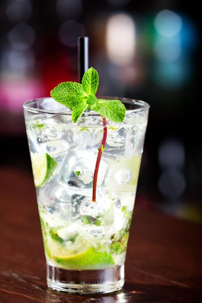 Mojito cocktail i baren — Stockfoto