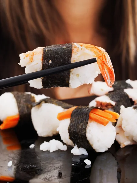 Menina comer sushi — Fotografia de Stock