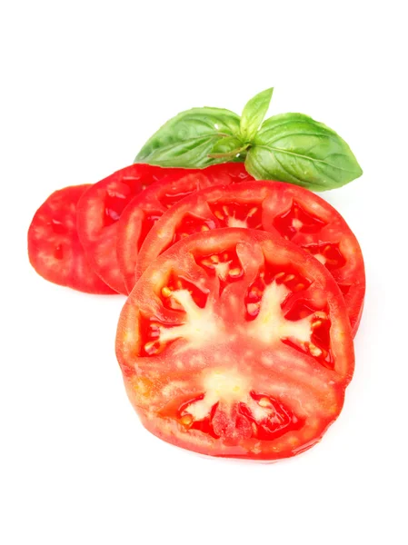 Tomatsallad med basilika på nära håll — Stockfoto