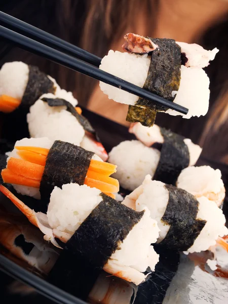 Menina comer sushi — Fotografia de Stock