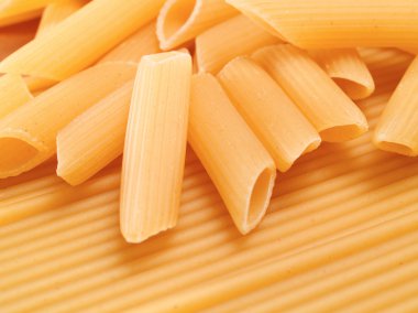 Sarı pişmemiş makarna