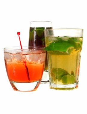 Beyaz üzerine üç kokteyller