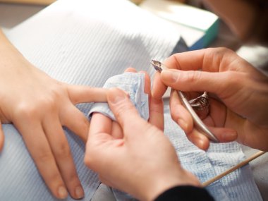 Manikür kadın için hazırlanıyor