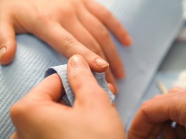 Kız tırnaklarını manikürlü.