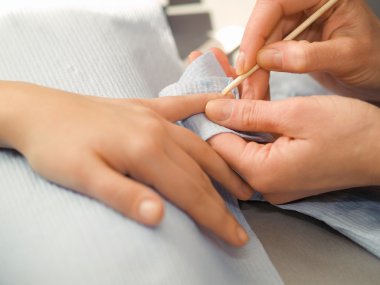 Tırnaklar manikür için hazırlanıyor