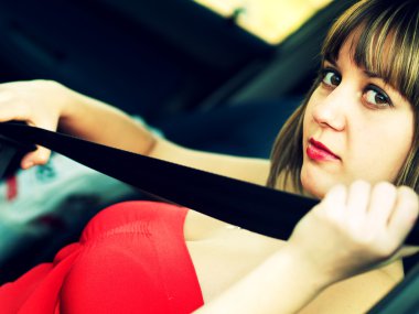 Emniyet kemeri ile güzel sürücü