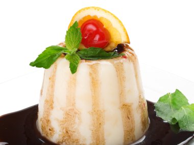 Jelatin tatlı meyve ile