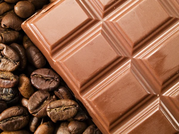Kahve çekirdekleri ve çikolata — Stok fotoğraf