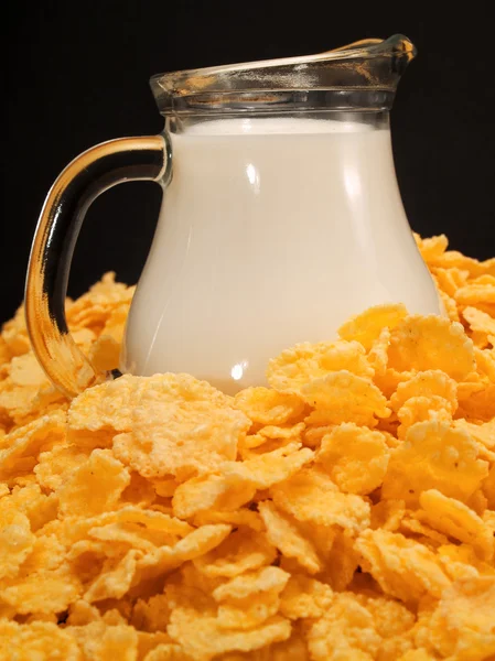 Кукурудзяні пластівці з молоком — стокове фото