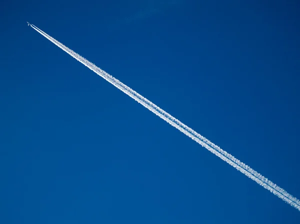 mavi gökyüzünde uçak