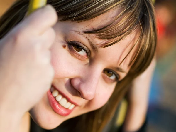 Sorrindo menina balançando no parque — Fotografia de Stock