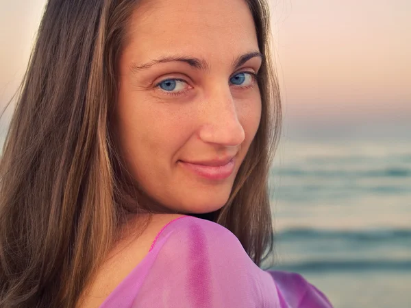 Mooi meisje op het strand — Stockfoto