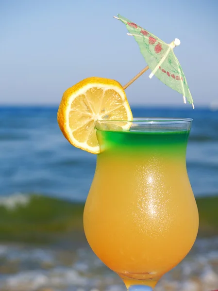 Cóctel amarillo en la playa — Foto de Stock