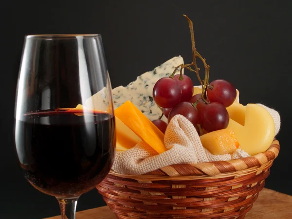 Queso, uvas y vino — Foto de Stock