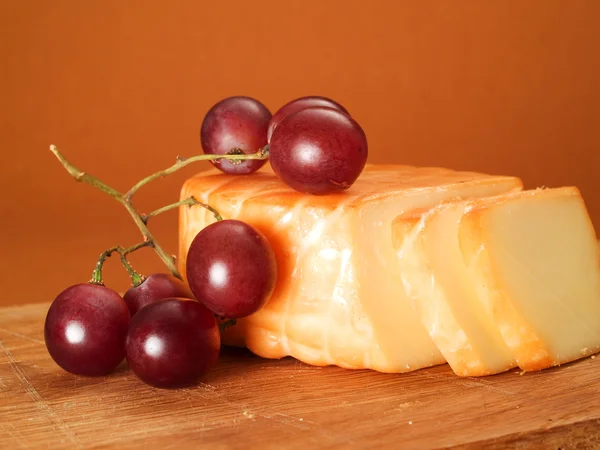 Queso y uva roja — Foto de Stock