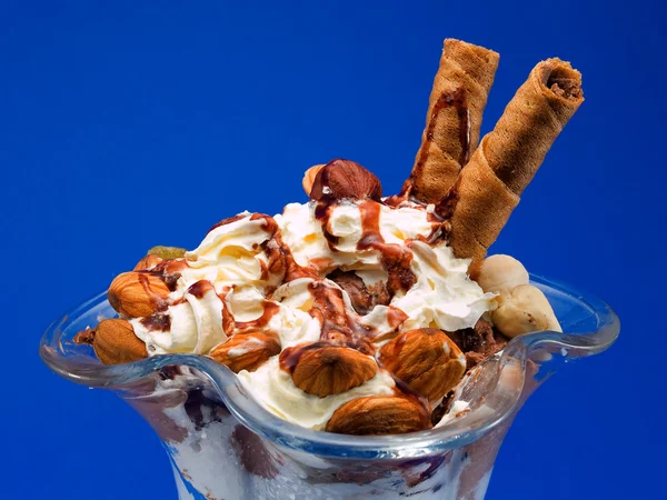 Ванильное мороженое с орехами — стоковое фото