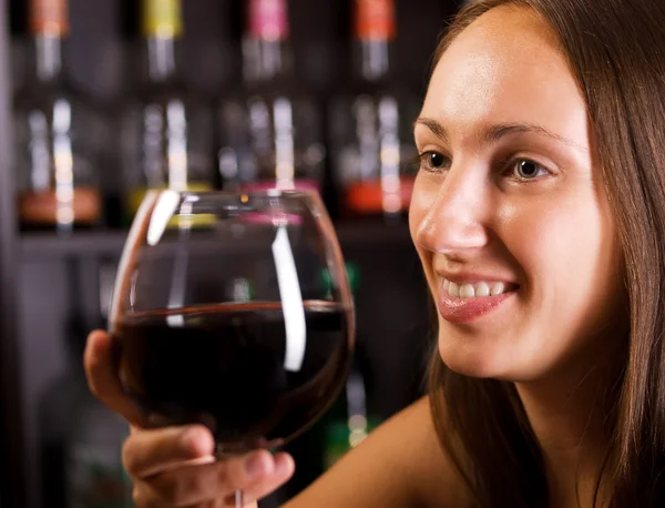 Молодая женщина с бокалом вина — стоковое фото