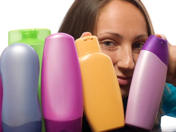 Donna che sceglie shampoo — Foto Stock