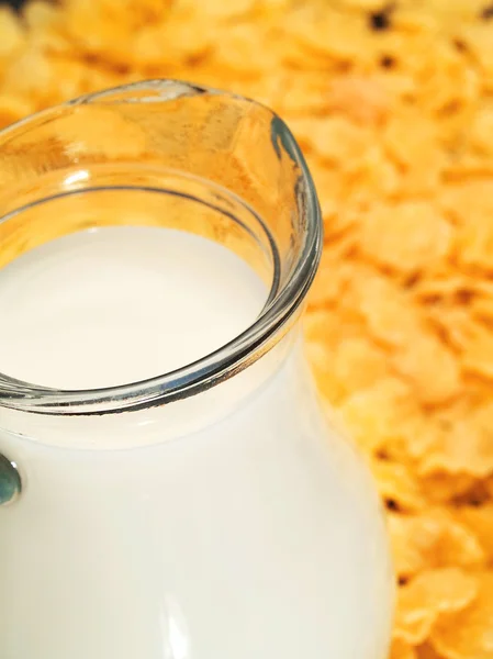 Fiocchi di mais con latte — Foto Stock