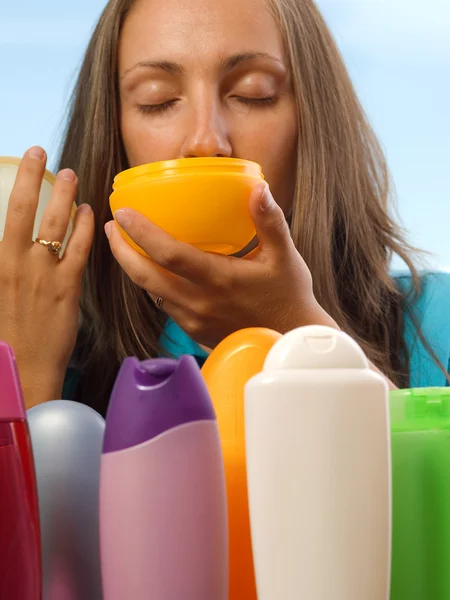 Mujer elegir cosméticos — Foto de Stock