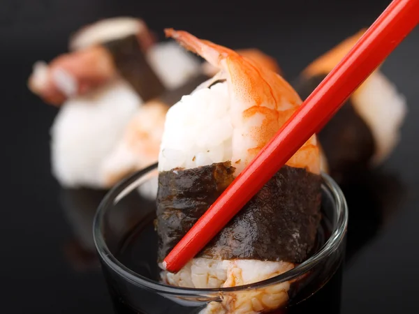 Sushi saboroso com camarões — Fotografia de Stock