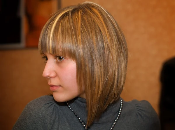 Жінка з новою зачіскою — стокове фото