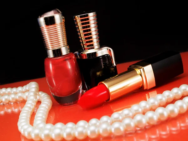 Cosméticos. Lápiz labial con perlas — Foto de Stock