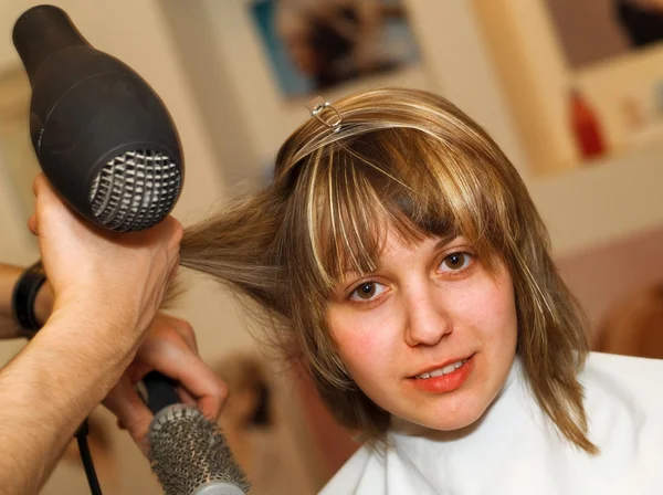 Chica en la peluquería —  Fotos de Stock