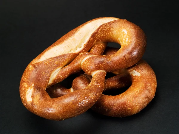 Pretzels isolerade på svart — Stockfoto